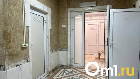 Поддельный врач в Омске вынес из палаты борсетку с 30 тысячами рублей