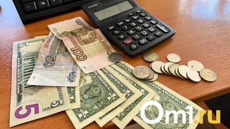 Курс доллара впервые с апреля 2022 года достиг 80 рублей. Омский эксперт рассказал, что повлияло на ослабление рубля
