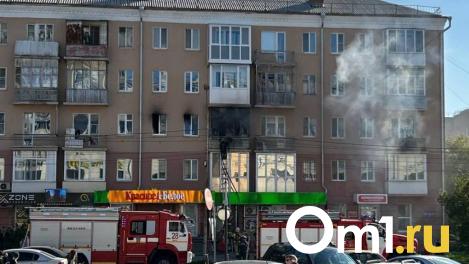 В центре Омска горит жилая многоэтажка