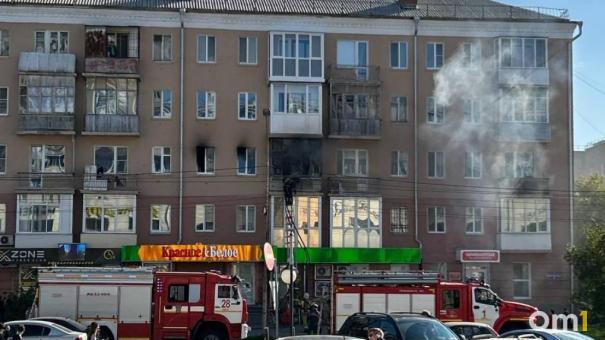 В центре Омска горит жилая многоэтажка