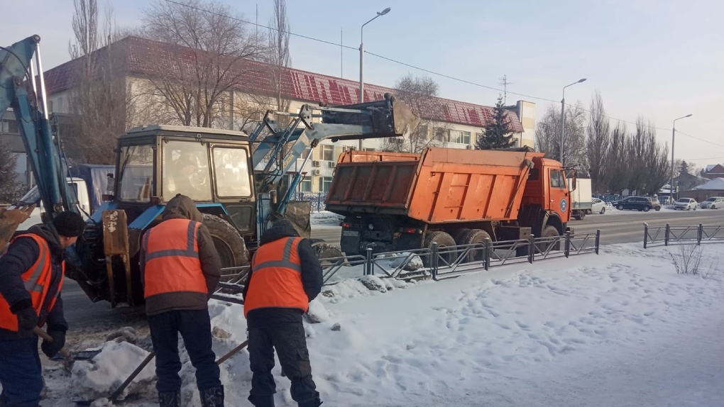 В Омске к уборке снега привлекли технику частников