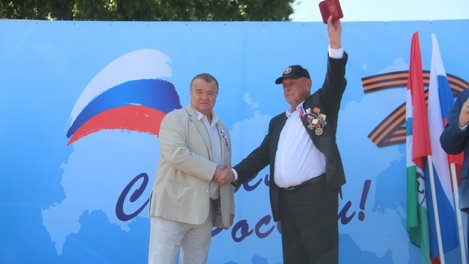 Представитель ЧВК «Вагнер» по Сибирскому региону Андрей Булгаков наградил медалью жителя Бердска