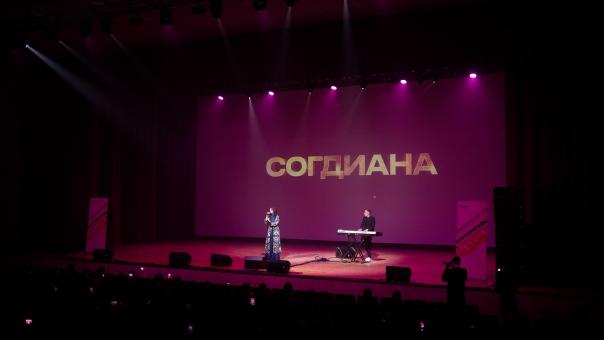 Агитбригада «Русского радио» накануне 8 Марта выступила для военнообязанных женщин