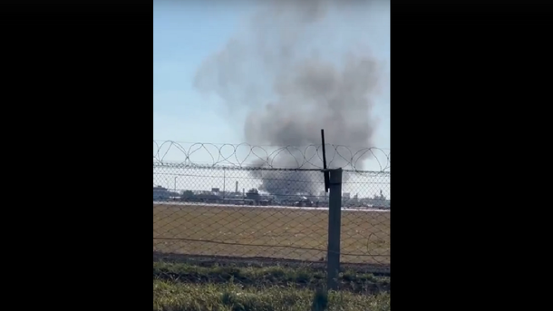 У Омского аэропорта валят клубы чёрного дыма — ВИДЕО
