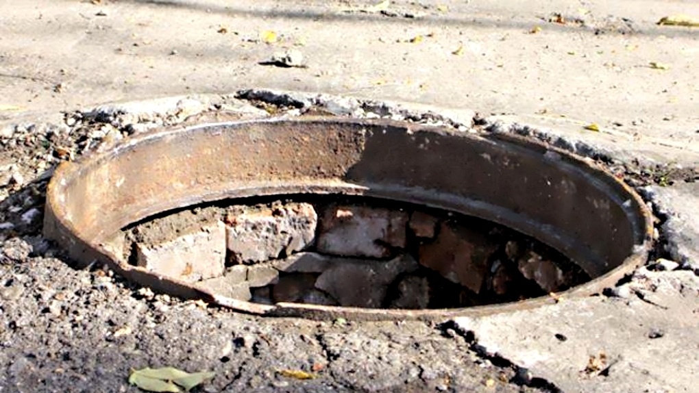 Росгвардейцы в Омске задержали расхитителя канализационных колодцев