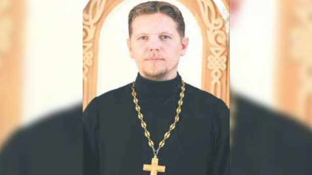 Новосибирскому священнику запретили носить крест после отказа читать «молитву о победе»
