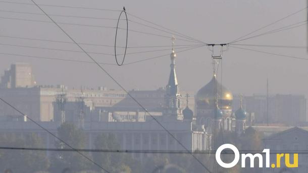 «Проснулась от головной боли»: омичи массово жалуются на запах химии в воздухе