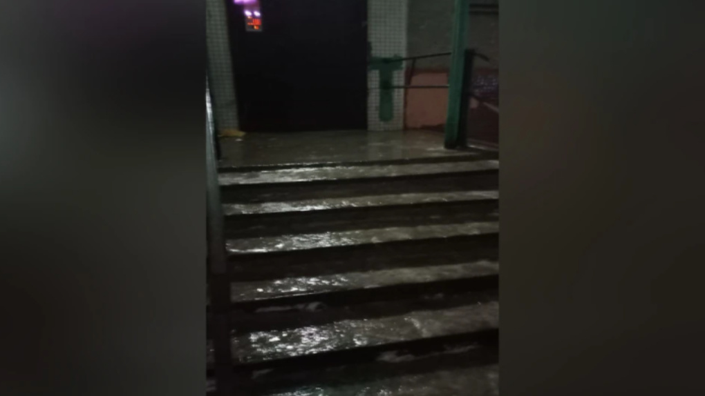 Два месяца не может сесть: женщина с ребёнком упала со скользкой лестницы в Новосибирске