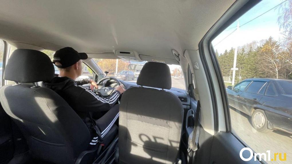 Иностранцам могут запретить работать в такси в Новосибирской области