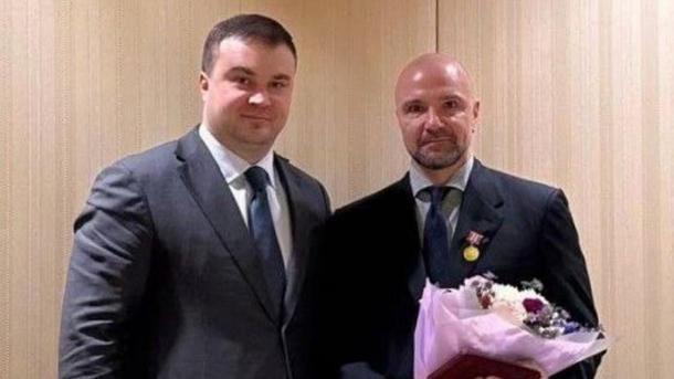 Виталий Хоценко наградил руководителя Федерации фигурного катания знаком отличия