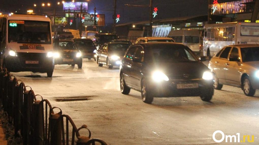 В Омске впервые включили светофор на перекрёстке Иртышской набережной с улицей Рождественского