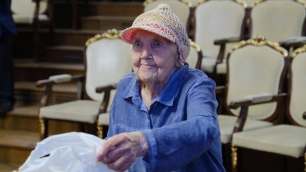 В Новосибирске 90-летняя женщина вяжет шапочки и носки участникам СВО