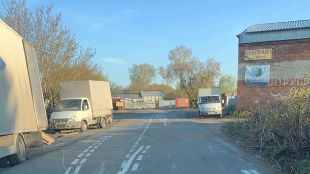 «Кисточка плохо рисовала»: новосибирцев повеселила кривая дорожная разметка. ВИДЕО