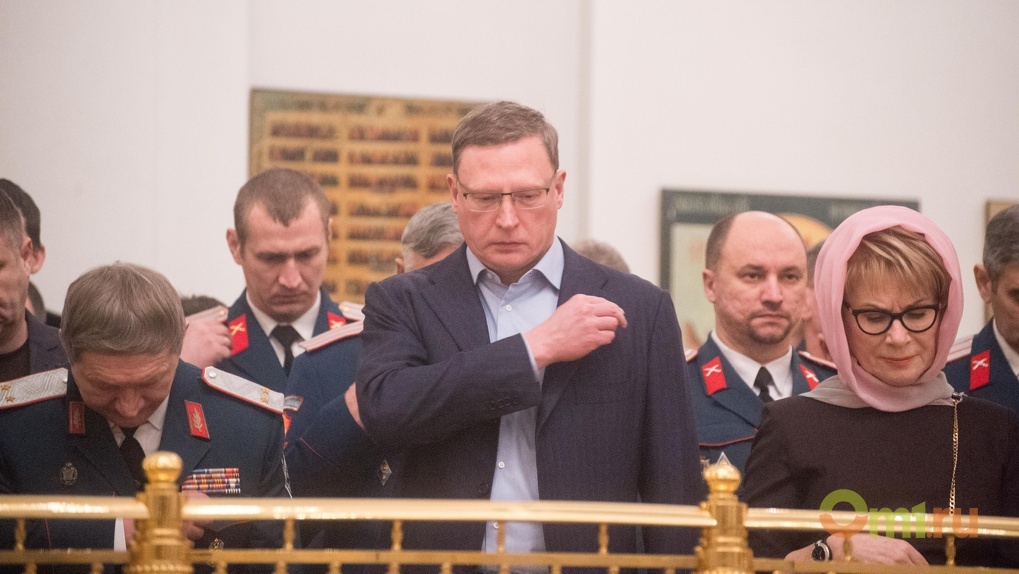 Бурков осенял себя крестом во время рождественского богослужения в Омске