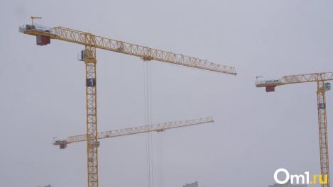 Спустя 20 лет в центре Омска завершится строительство проблемного дома с голубой крышей