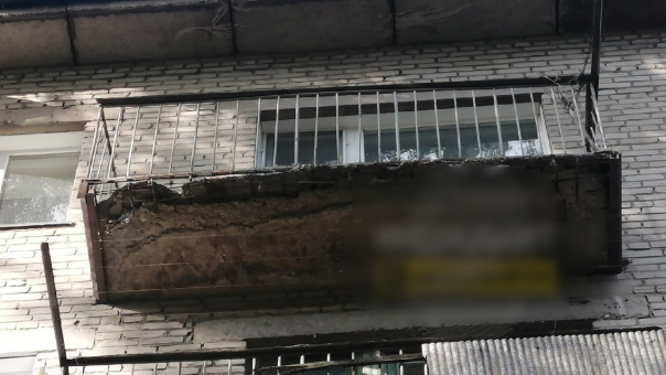 Угроза жизни. Новосибирцы жалуются на разрушающийся балкон дома в микрорайоне ОбьГЭС