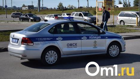 В Омске автобус отбросил легковушку на женщину