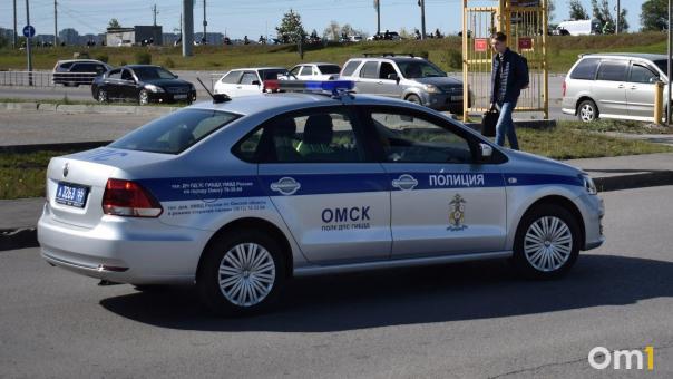 В Омске автобус отбросил легковушку на женщину