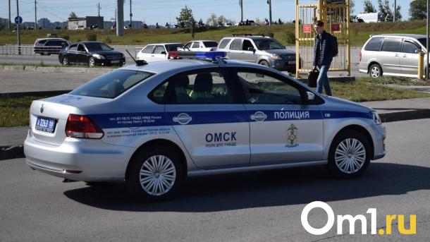 В Омске автобус отбросил легковушку на женщину