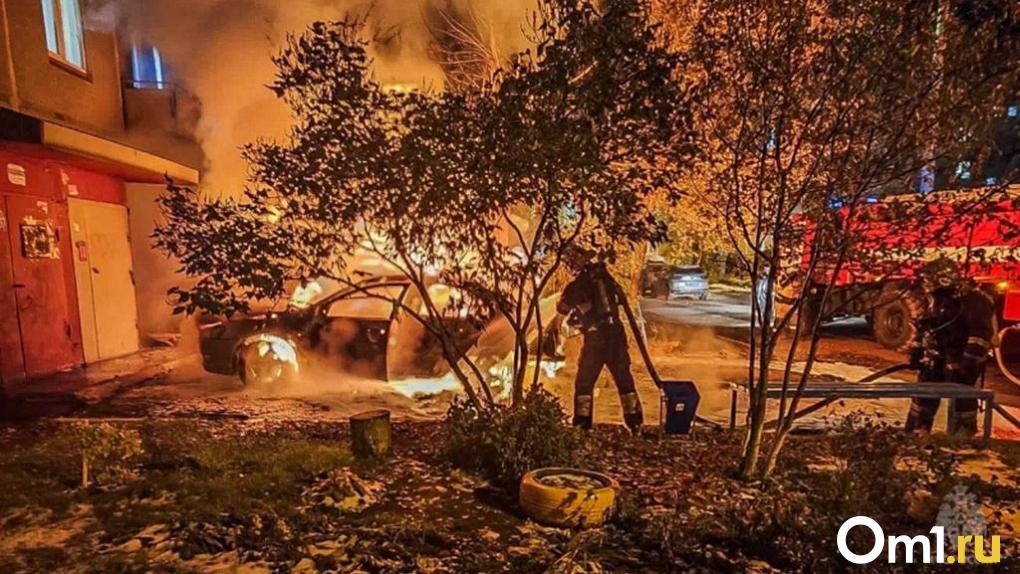 В Омске загорелась машина во время поездки