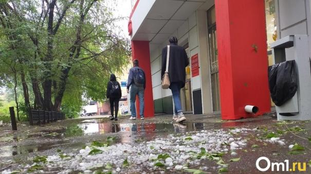 На Омск сегодня обрушатся ливень, крупный град и мощный ветер