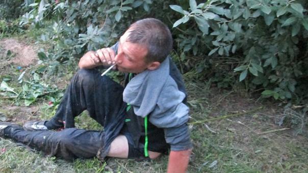 Агрессивного мужчину со спущенными штанами нашли в овраге с водой в Новосибирске