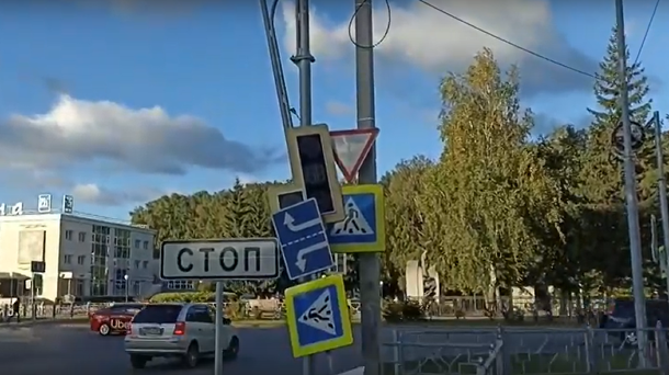 Ураганный ветер снёс дорожные знаки и светофор в Бердске