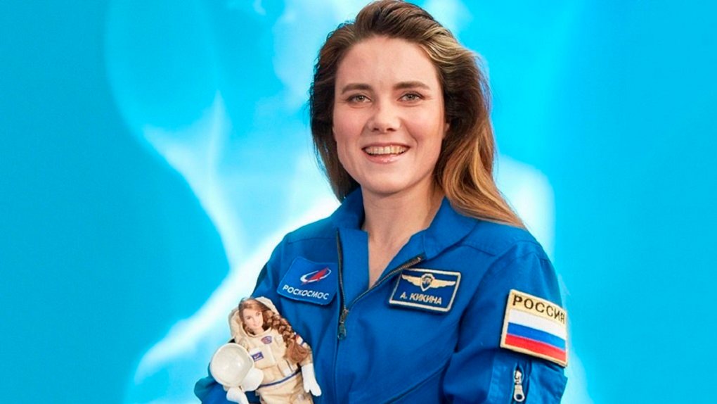 Новосибирский астронавт Анна Кикина подстригла журналиста в космосе. ВИДЕО