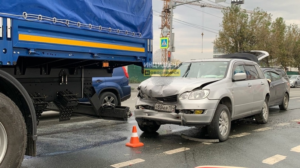 Тройное столкновение: две иномарки и КамАЗ столкнулись на улице Большевистской в Новосибирске