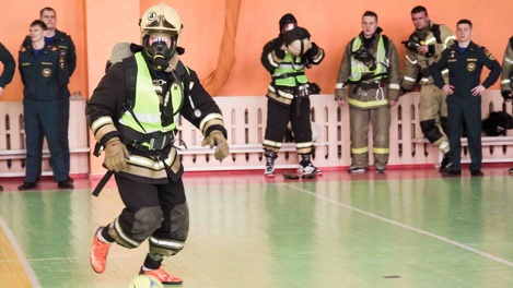 «Нагрузка как на реальном пожаре»: омские пожарные сыграли в футбол в полной экипировке