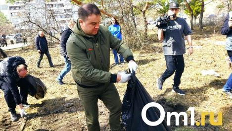 Виталий Хоценко во время субботника рассказал, стал ли Омск чище