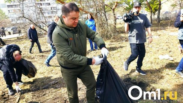 Виталий Хоценко во время субботника рассказал, стал ли Омск чище