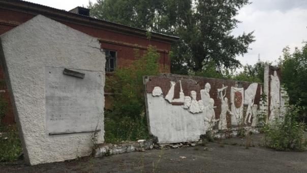 Общественники заявили о разрушении памятника героям в Военном городке Новосибирска