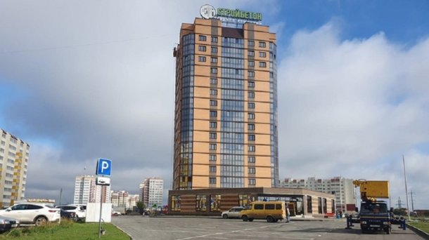 В Омске построили 17-этажный дом с магазином
