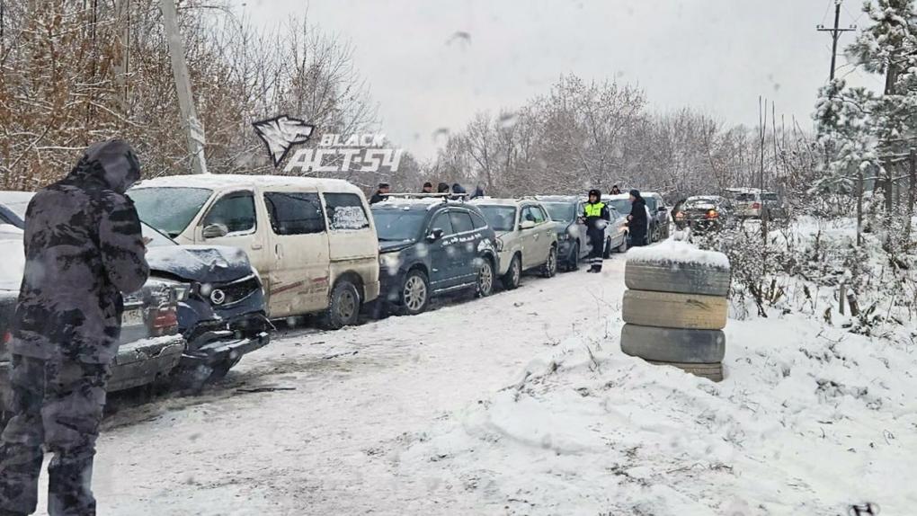 До 15 увеличилось число машин, попавших в массовое ДТП утром в Новосибирске