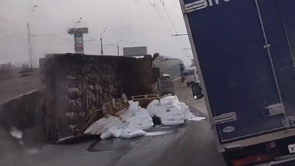 Мешки перегородили дорогу: грузовик перевернулся около ТЦ МЕГА в Новосибирске. ВИДЕО
