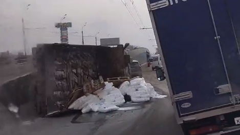 Мешки перегородили дорогу: грузовик перевернулся около ТЦ «МЕГА» в Новосибирске. ВИДЕО