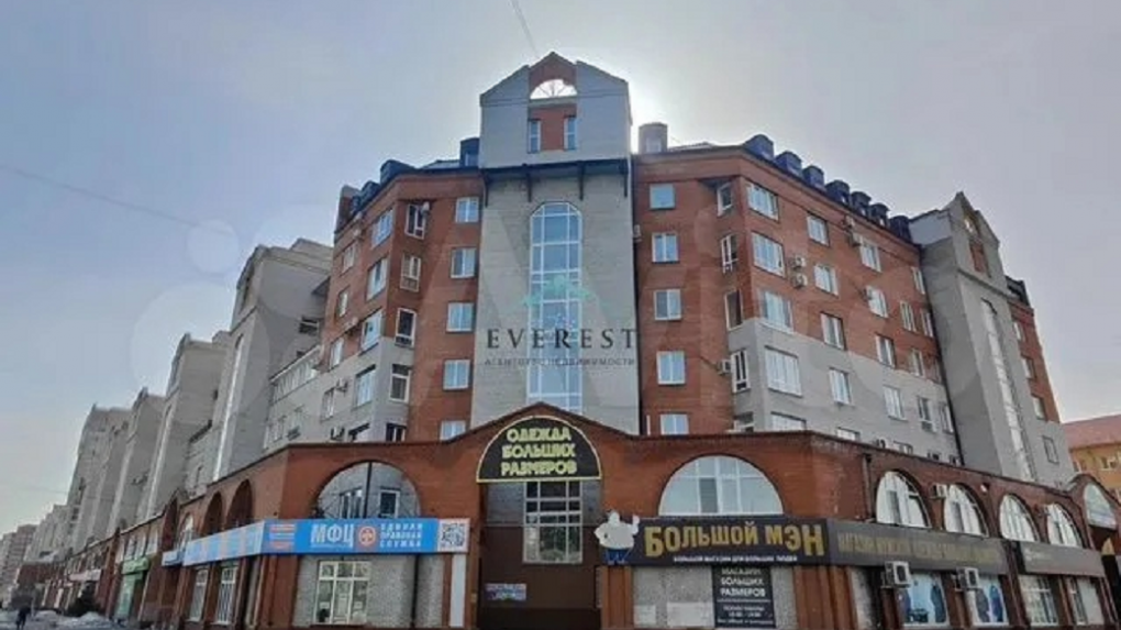 В центре Омска продают 7-комнатную квартиру с батутом