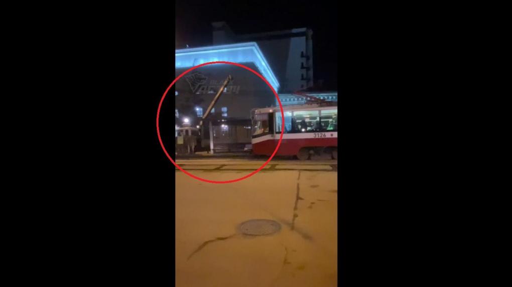 «Подровнял крышу»: трамвай врезался в остановку в центре Новосибирска