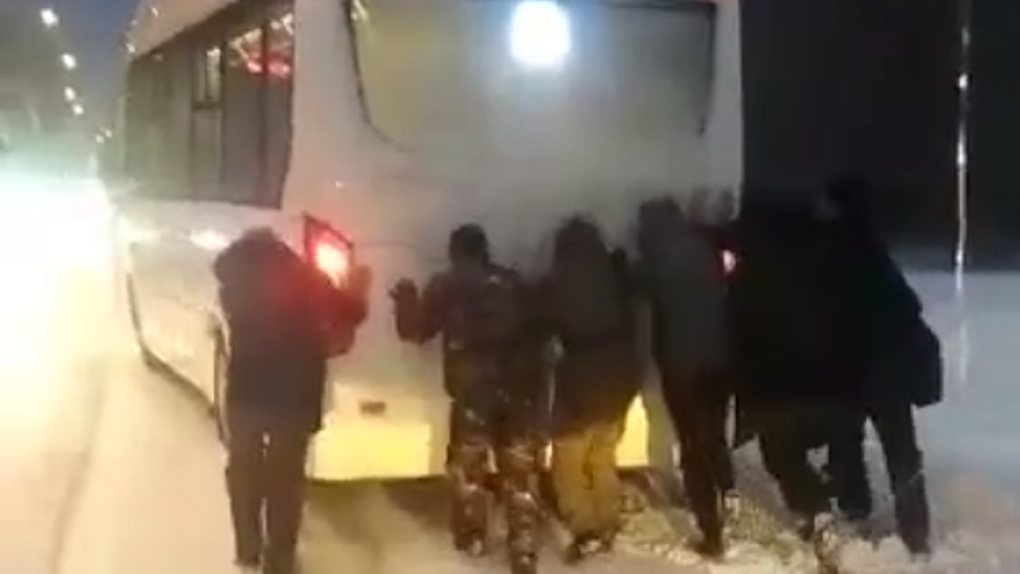 В Новосибирске пассажиры вытолкали забуксовавший в снегу муниципальный автобус