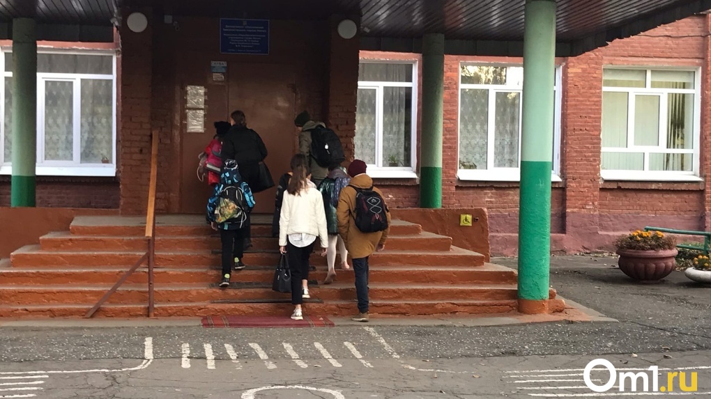 Дети выстроились в очередь на морозе. В омской школе учеников держали на улице из-за поломки градусника