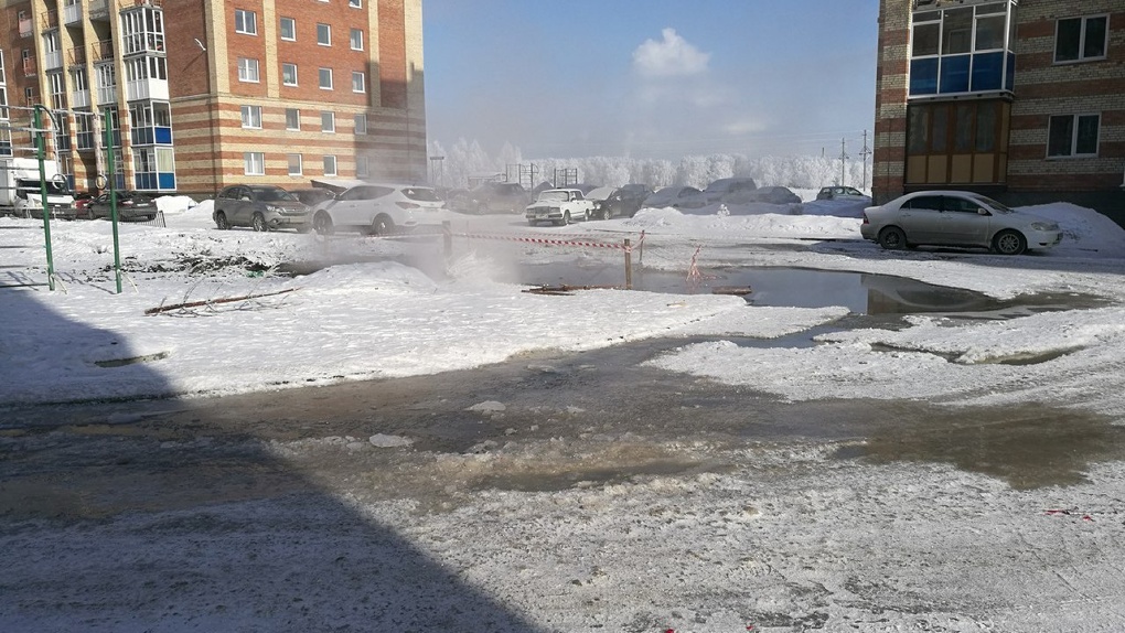 Порыв воды в Омске. Гейзеры Омск. Московка 2 Омск фото. Алмазный двор Омск.