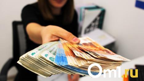 Чиновника из Омской области уволили после покупки квартиры и машины
