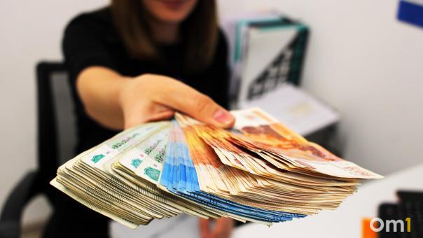 Чиновника из Омской области уволили после покупки квартиры и машины