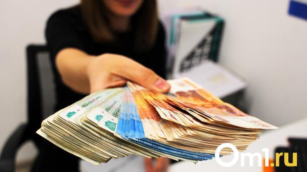 Чиновника из Омской области уволили после покупки квартиры и машины