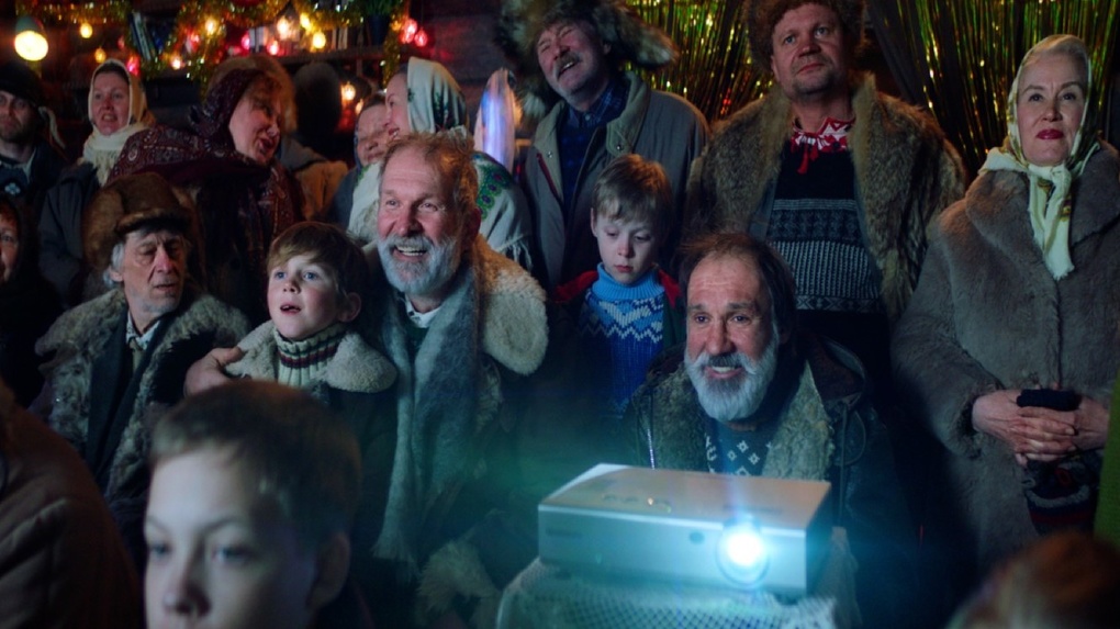 «Ёлки 9»: как новая часть вдохнула жизнь в новогоднюю серию фильмов (12+)