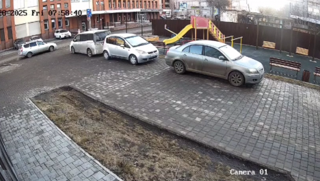 На видео попал момент обрушения дома на улице Звездова в Омске