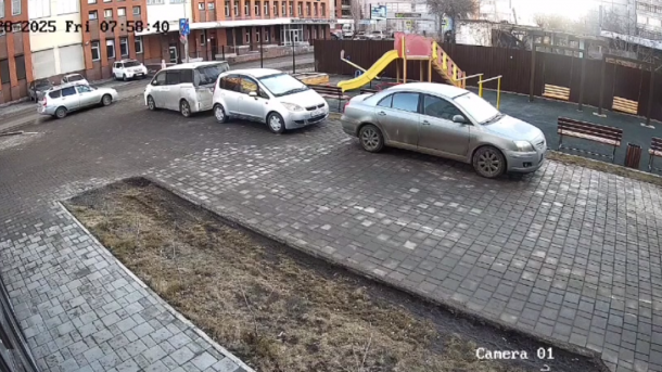 На видео попал момент обрушения дома на улице Звездова в Омске