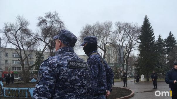 Сапёры с собаками проверяли канализационные люки в центре Новосибирска