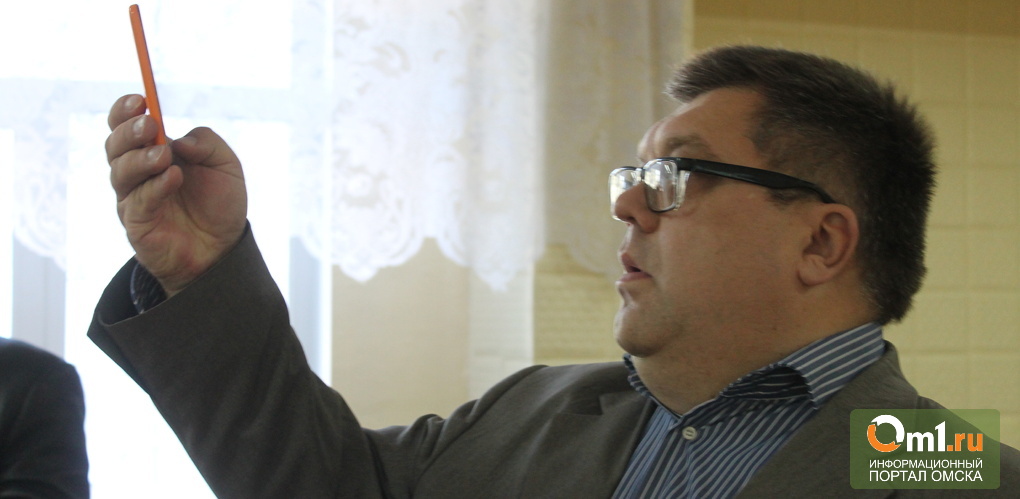 Чиновник омского правительства Сумароков делал селфи на выборах